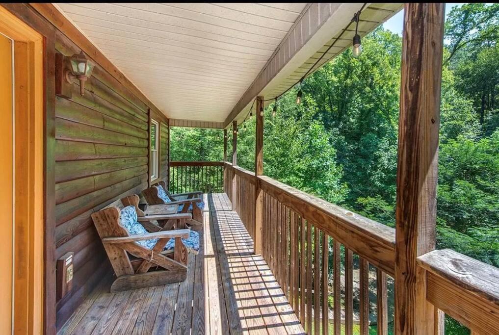 Smokey Mountain Retreat, Hot Tub, Game Room, Sleeps 8! Гатлинбург Экстерьер фото