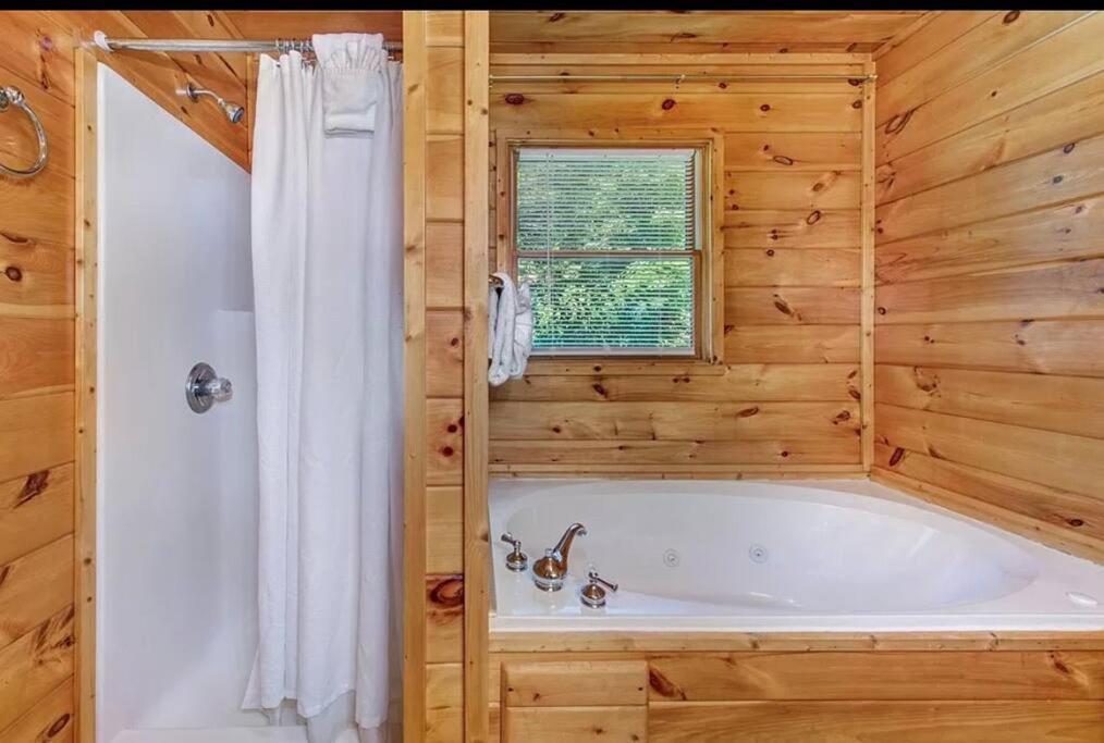 Smokey Mountain Retreat, Hot Tub, Game Room, Sleeps 8! Гатлинбург Экстерьер фото