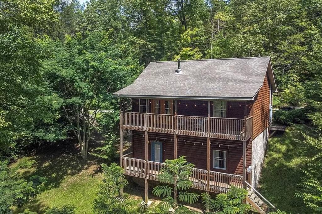 Smokey Mountain Retreat, Hot Tub, Game Room, Sleeps 8! Гатлинбург Экстерьер фото