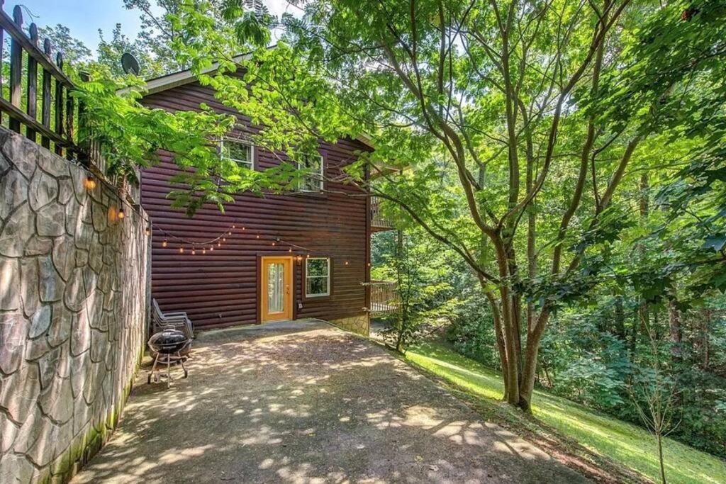 Smokey Mountain Retreat, Hot Tub, Game Room, Sleeps 8! Гатлинбург Экстерьер фото