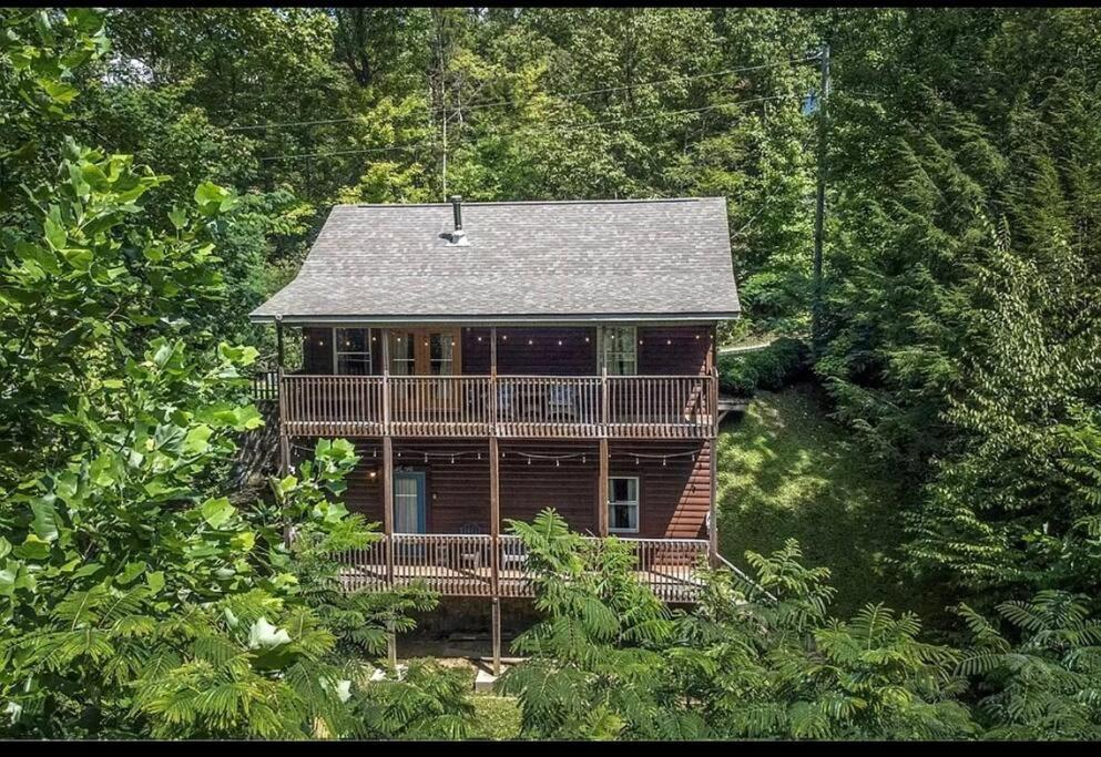 Smokey Mountain Retreat, Hot Tub, Game Room, Sleeps 8! Гатлинбург Экстерьер фото