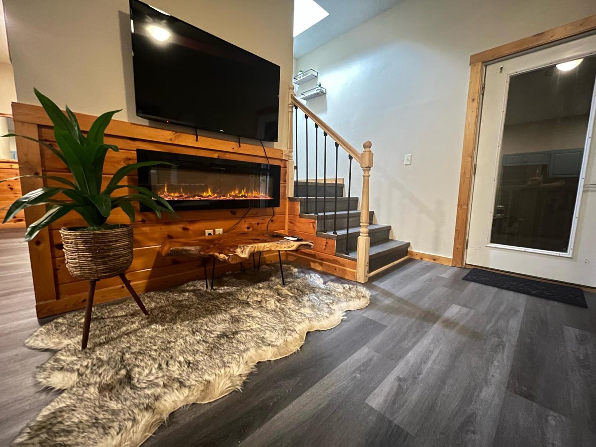 Smokey Mountain Retreat, Hot Tub, Game Room, Sleeps 8! Гатлинбург Экстерьер фото