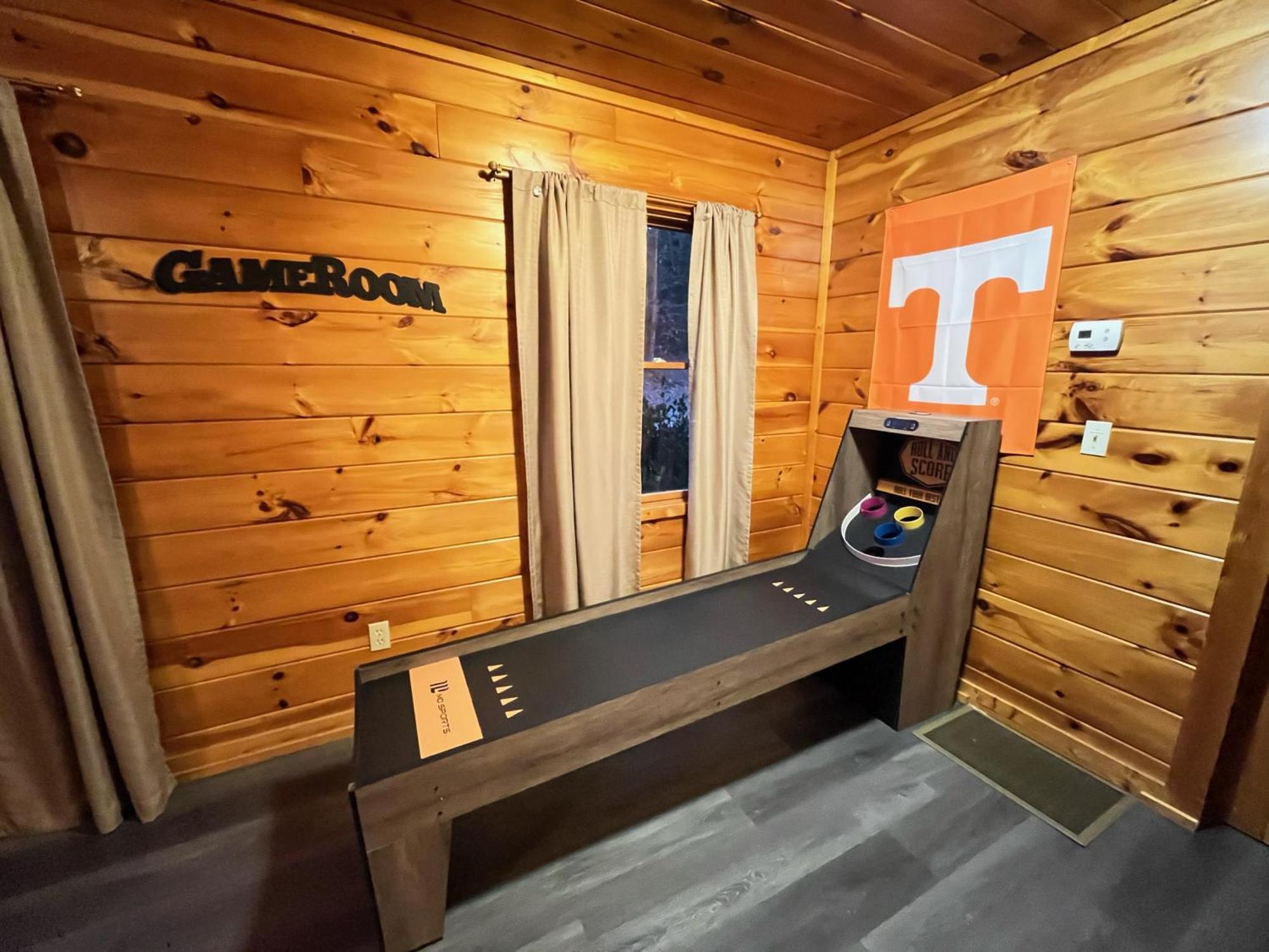 Smokey Mountain Retreat, Hot Tub, Game Room, Sleeps 8! Гатлинбург Экстерьер фото