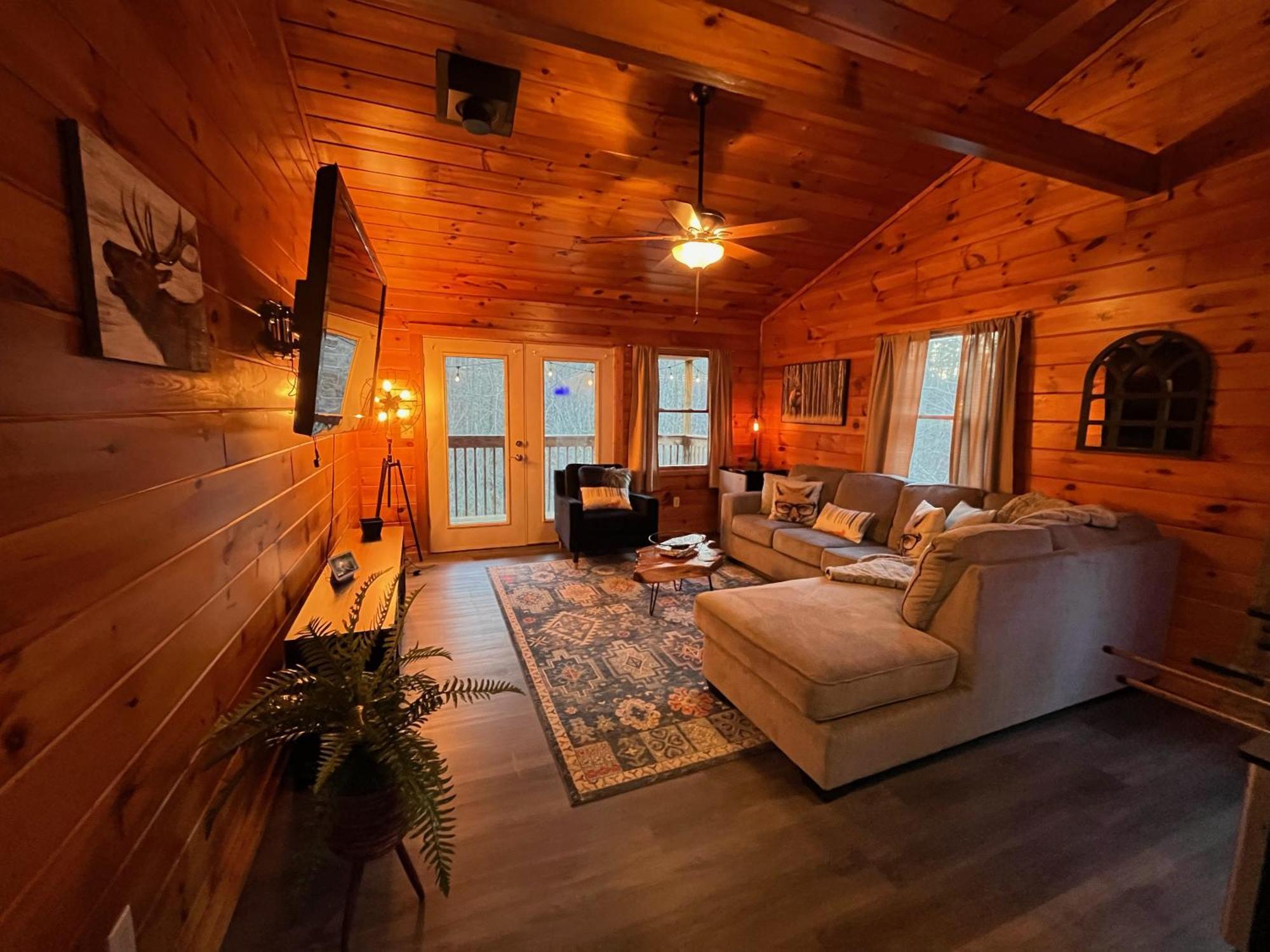 Smokey Mountain Retreat, Hot Tub, Game Room, Sleeps 8! Гатлинбург Экстерьер фото