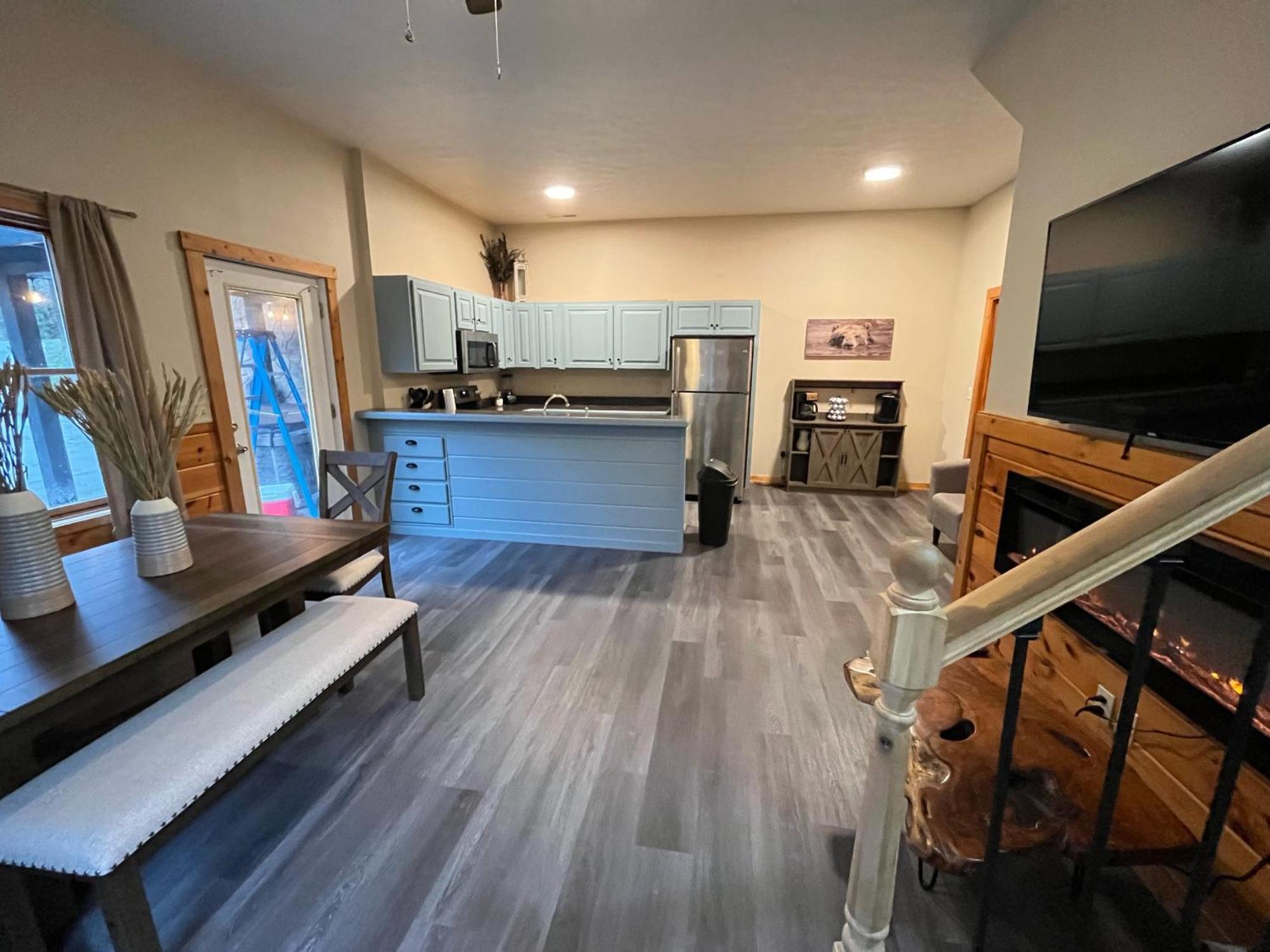 Smokey Mountain Retreat, Hot Tub, Game Room, Sleeps 8! Гатлинбург Экстерьер фото
