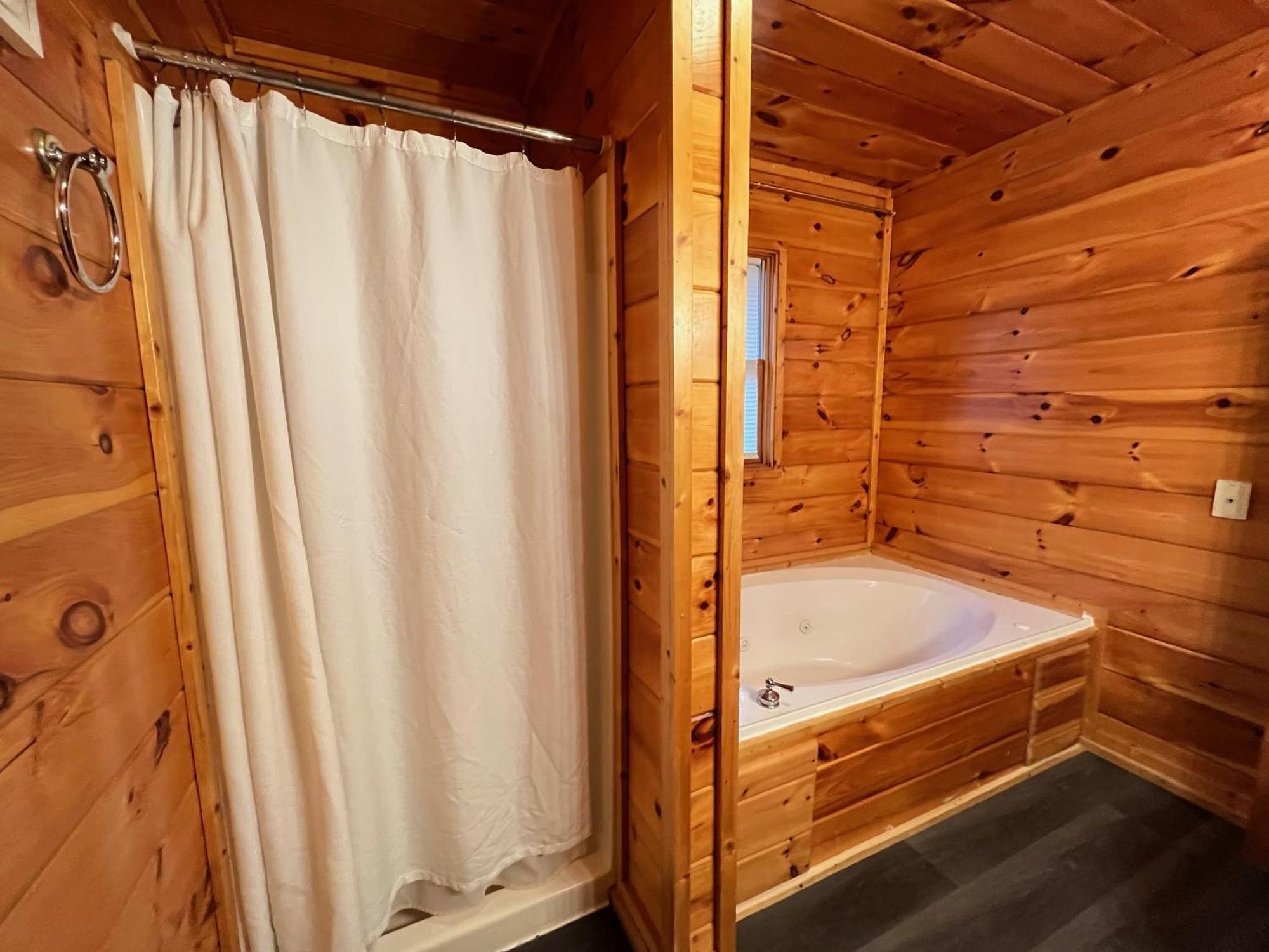 Smokey Mountain Retreat, Hot Tub, Game Room, Sleeps 8! Гатлинбург Экстерьер фото