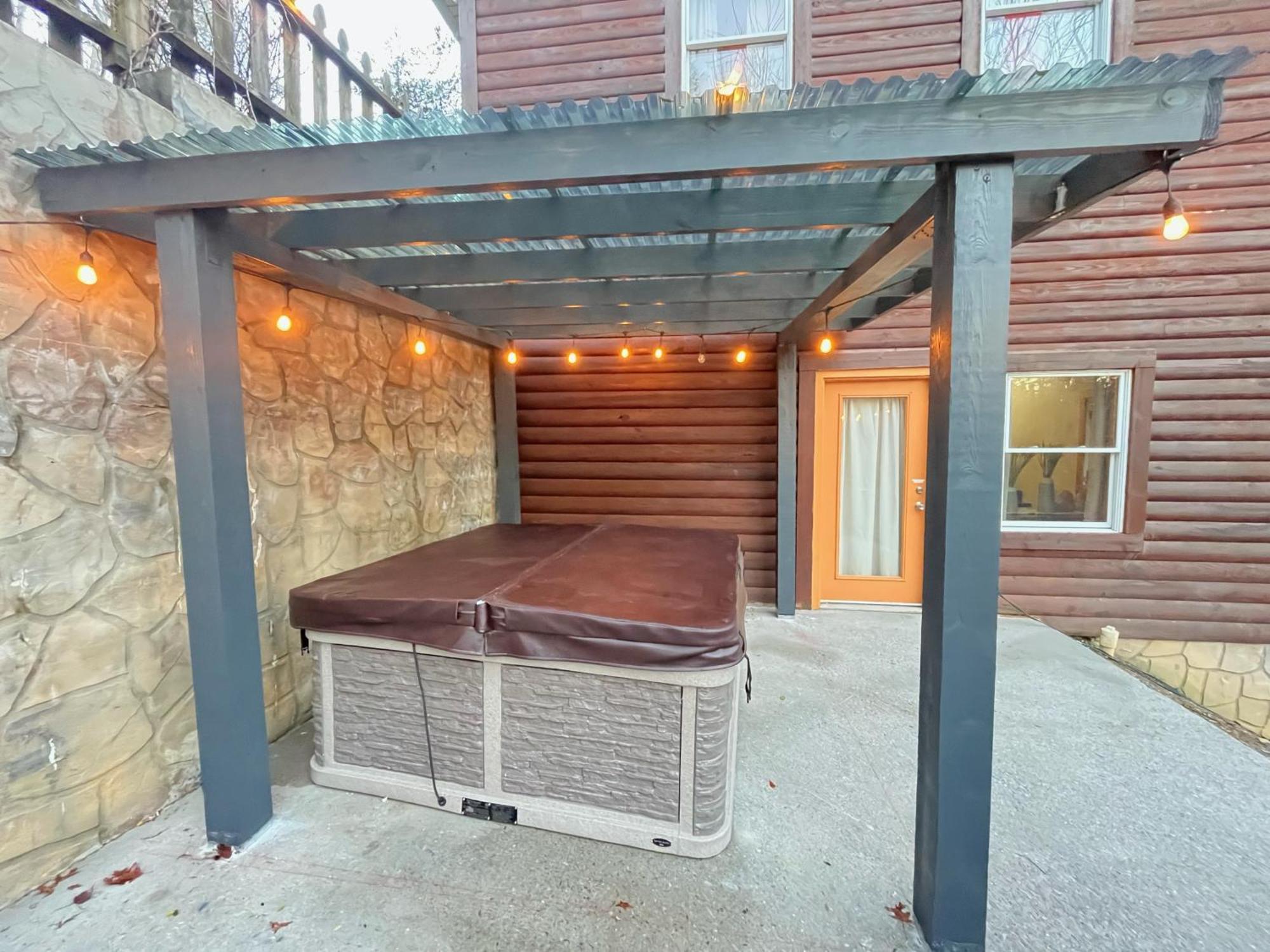 Smokey Mountain Retreat, Hot Tub, Game Room, Sleeps 8! Гатлинбург Экстерьер фото