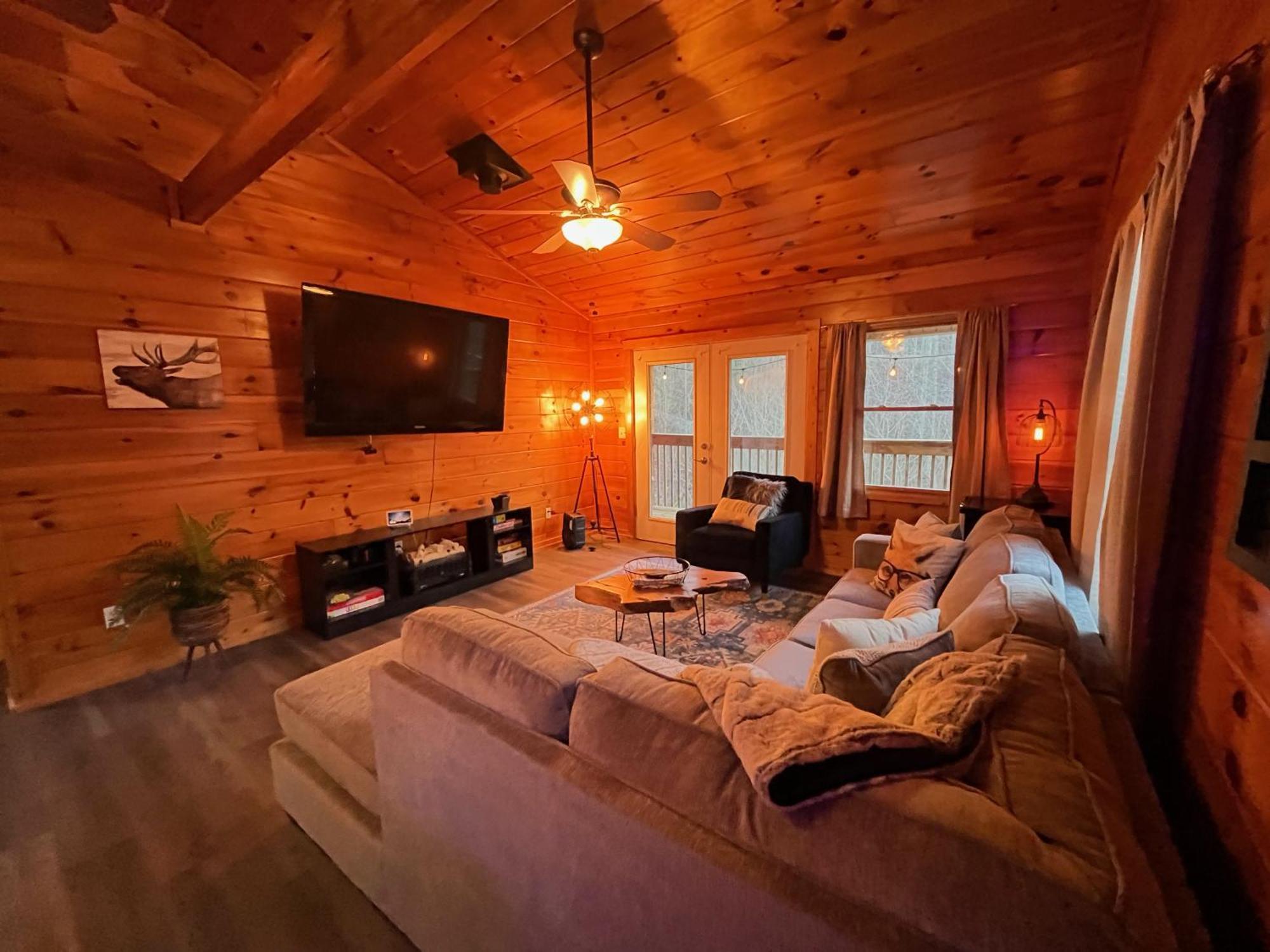 Smokey Mountain Retreat, Hot Tub, Game Room, Sleeps 8! Гатлинбург Экстерьер фото