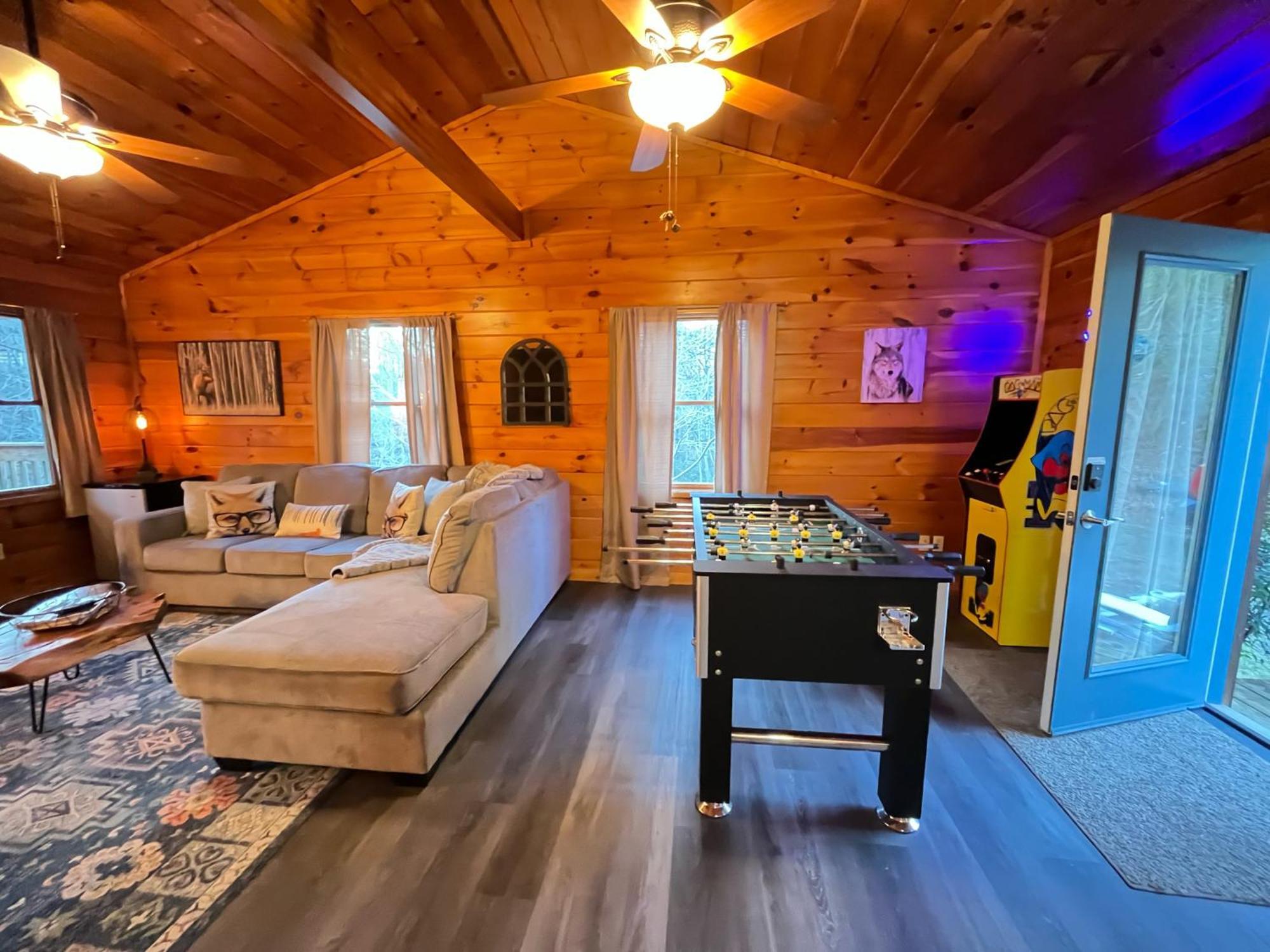 Smokey Mountain Retreat, Hot Tub, Game Room, Sleeps 8! Гатлинбург Экстерьер фото