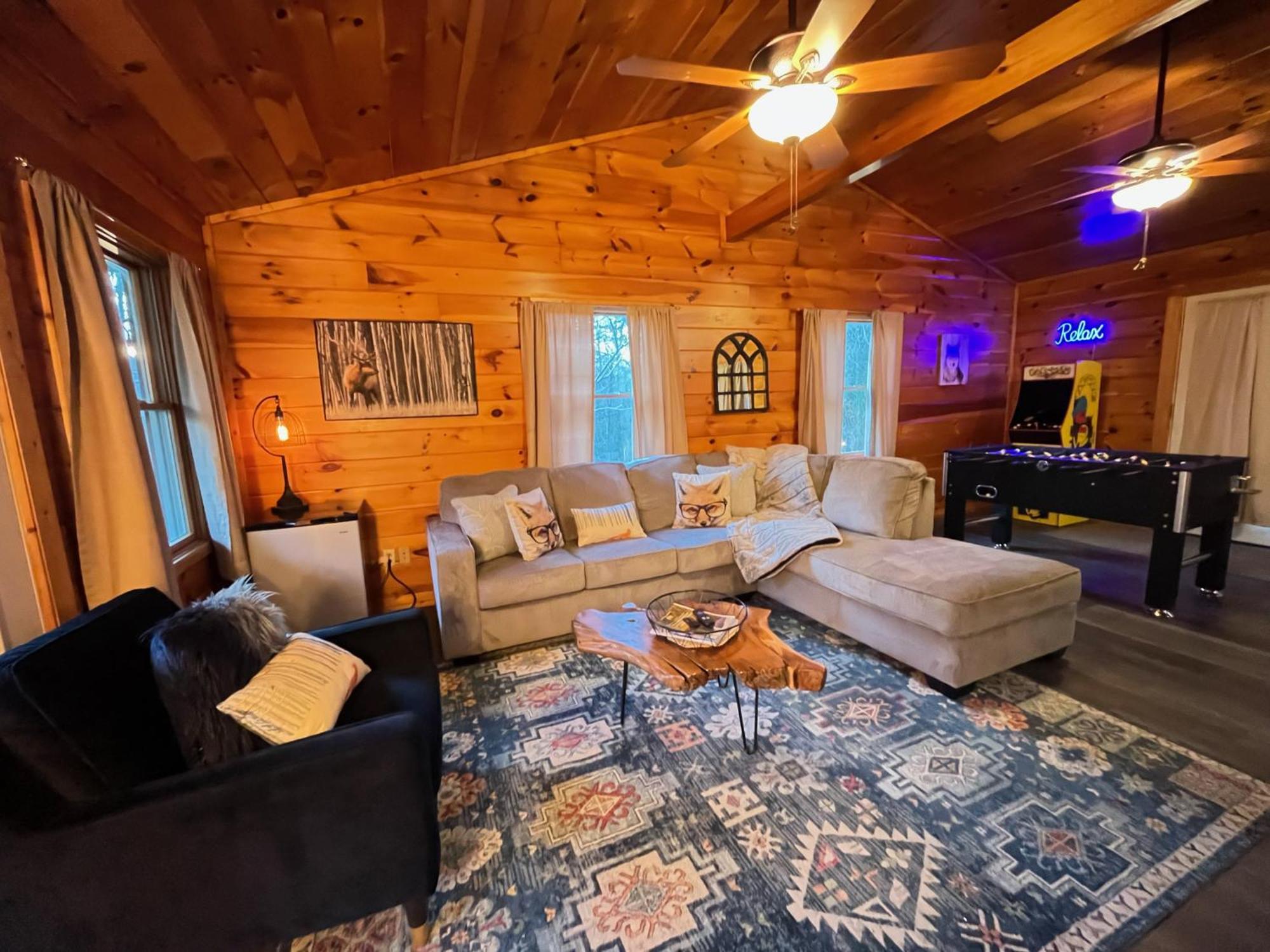 Smokey Mountain Retreat, Hot Tub, Game Room, Sleeps 8! Гатлинбург Экстерьер фото