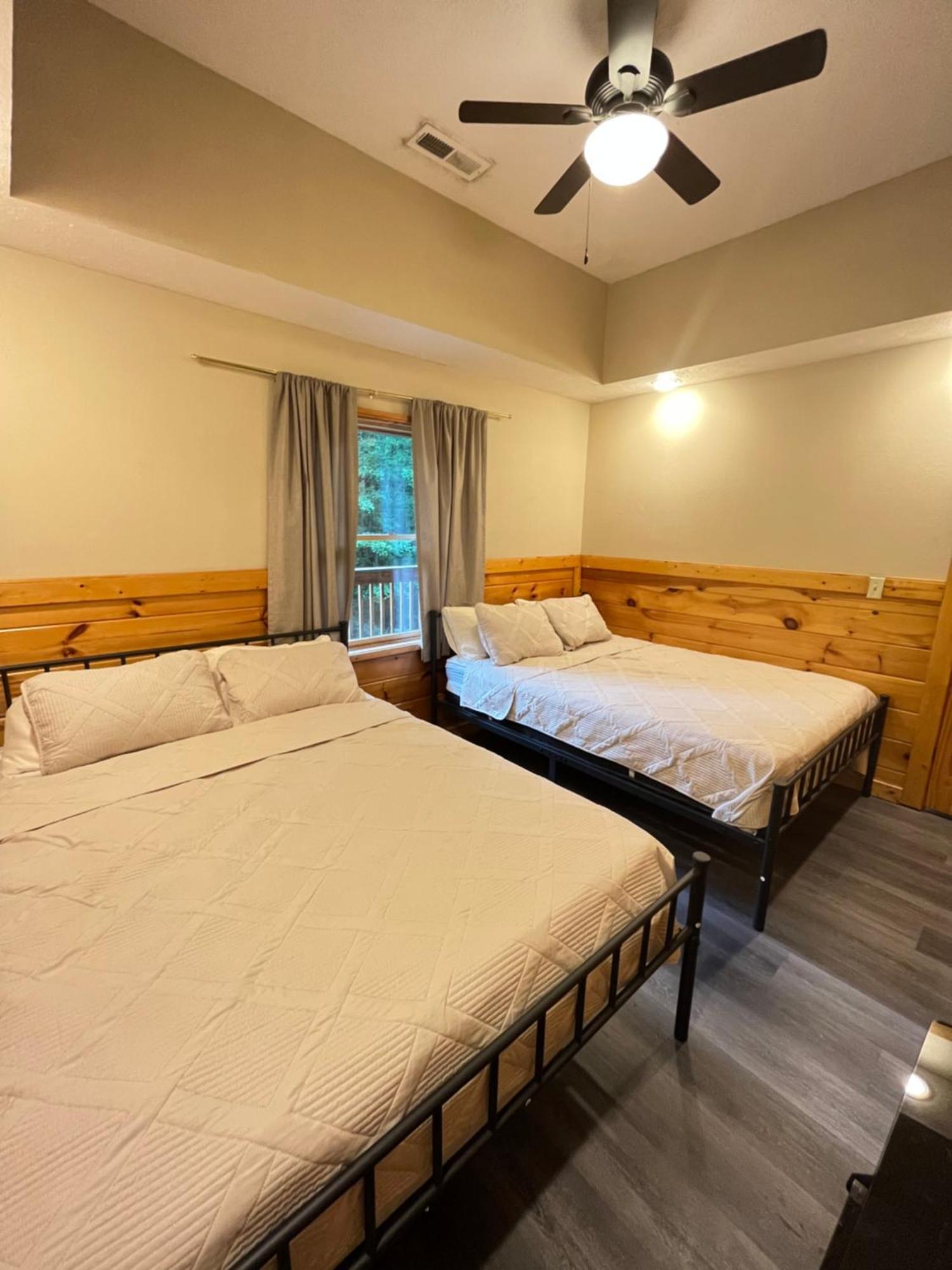 Smokey Mountain Retreat, Hot Tub, Game Room, Sleeps 8! Гатлинбург Экстерьер фото