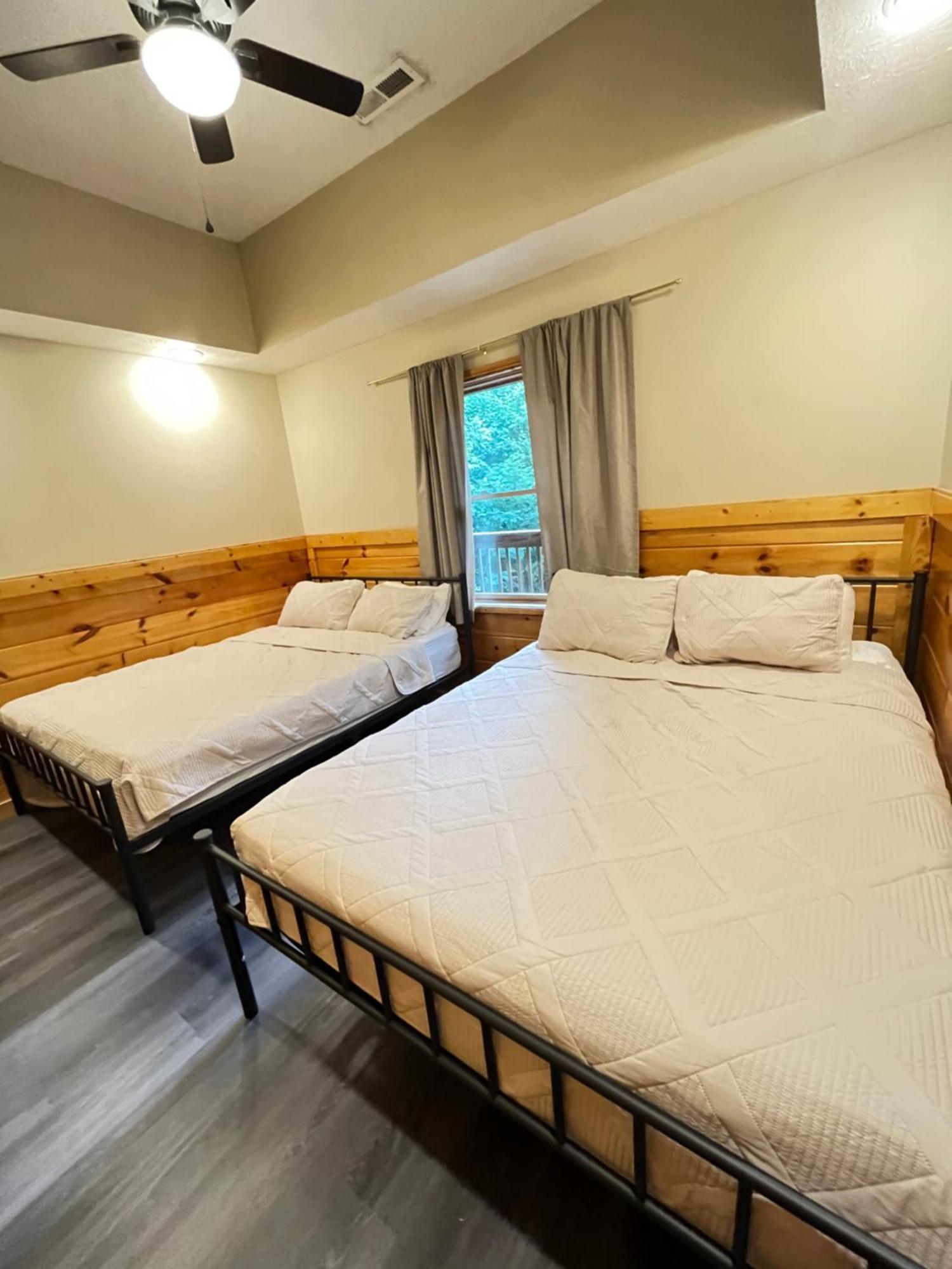 Smokey Mountain Retreat, Hot Tub, Game Room, Sleeps 8! Гатлинбург Экстерьер фото